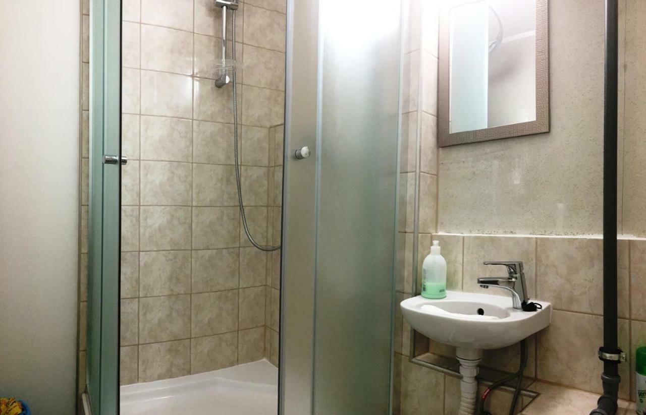 Szelestey Utcai Apartman Сомбатхей Экстерьер фото