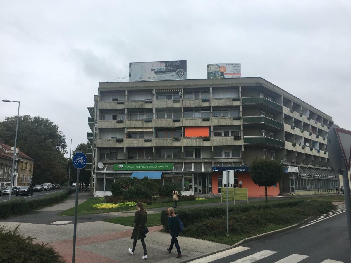 Szelestey Utcai Apartman Сомбатхей Экстерьер фото